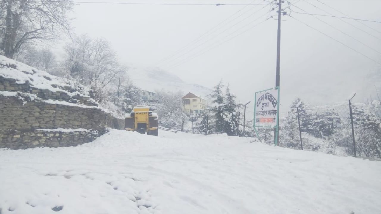Himachal Weather update, Fresh snowfall in peaks including Rohtang, Pangi, tourists enjoy snowfall in Koksar