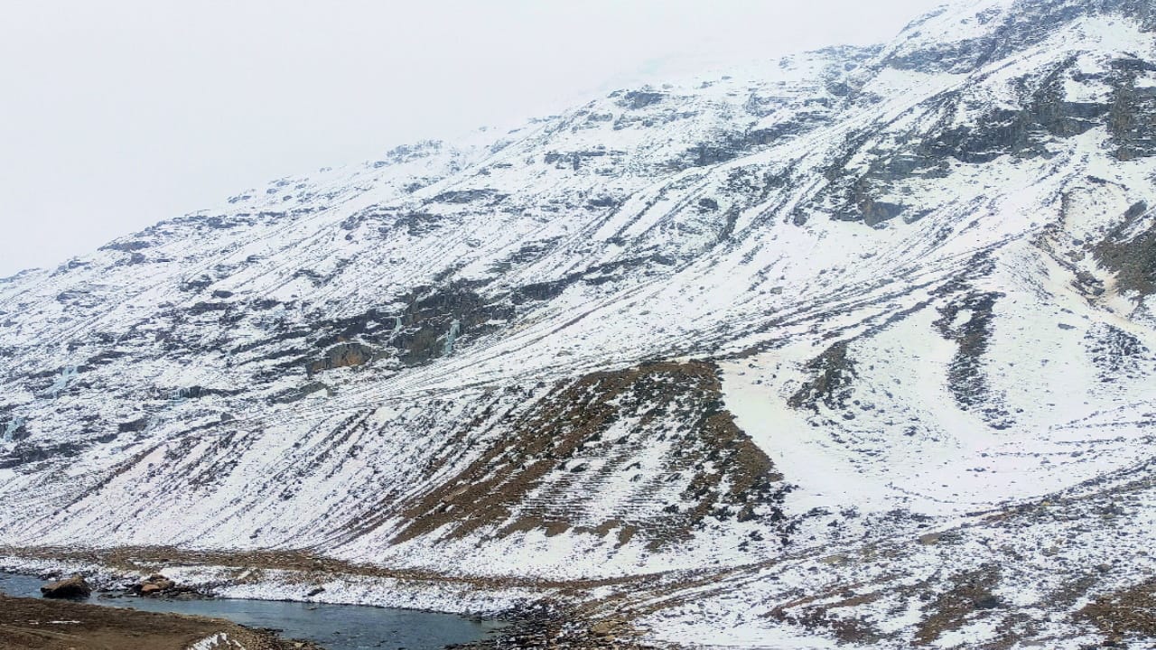 Himachal Weather update, Fresh snowfall in peaks including Rohtang, Pangi, tourists enjoy snowfall in Koksar