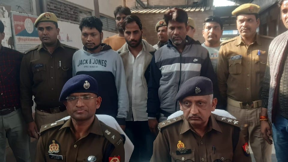 Mathura grp arrested three members of fake currency gang network spread across the country
