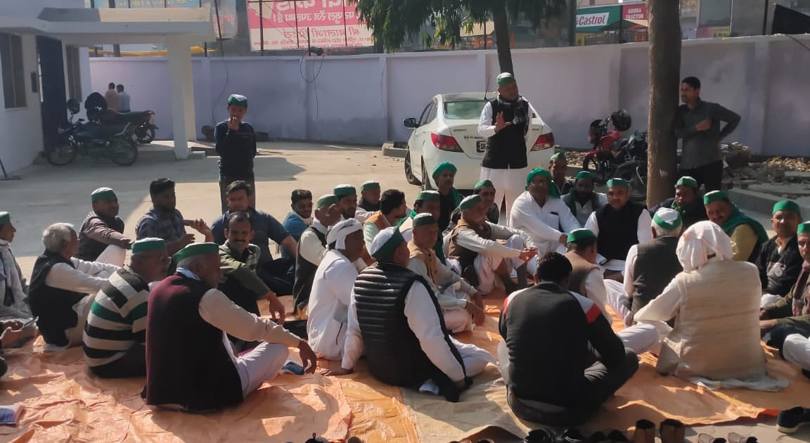 Bhakiyu's picketing for payment of sugarcane price