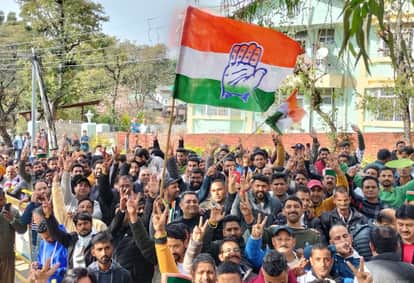 धर्मशाला में कांग्रेस की जीत का जश्न मनाते हुए कांग्रेस कार्यकर्ता। संवाद