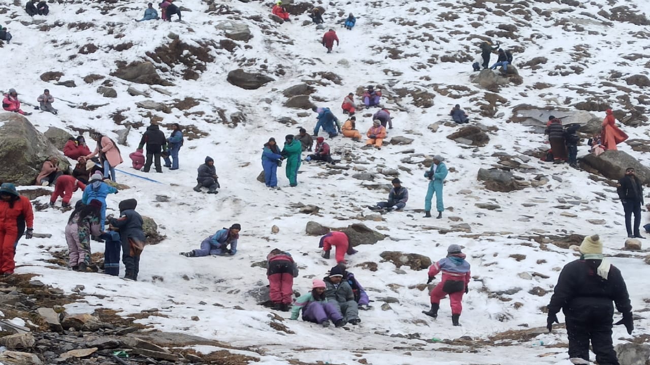 Himachal Weather update, Fresh snowfall in peaks including Rohtang, Pangi, tourists enjoy snowfall in Koksar