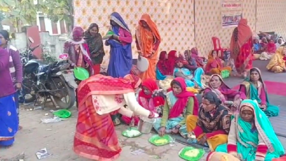 Umaria: Demonstration of cook union to increase honorarium