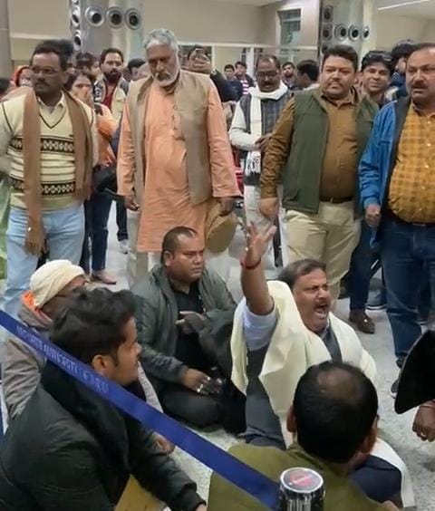 slogans raised at Varanasi airport: flight delayed for about 12 hours, passengers sitting on the ground create