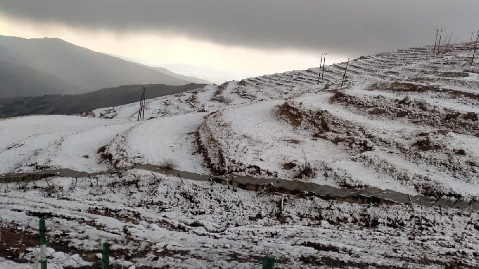 Jammu Kashmir: Snowfall upper reaches valley including Gulmarg-Sonmarg, Srinagar-Leh highway closed for traffi