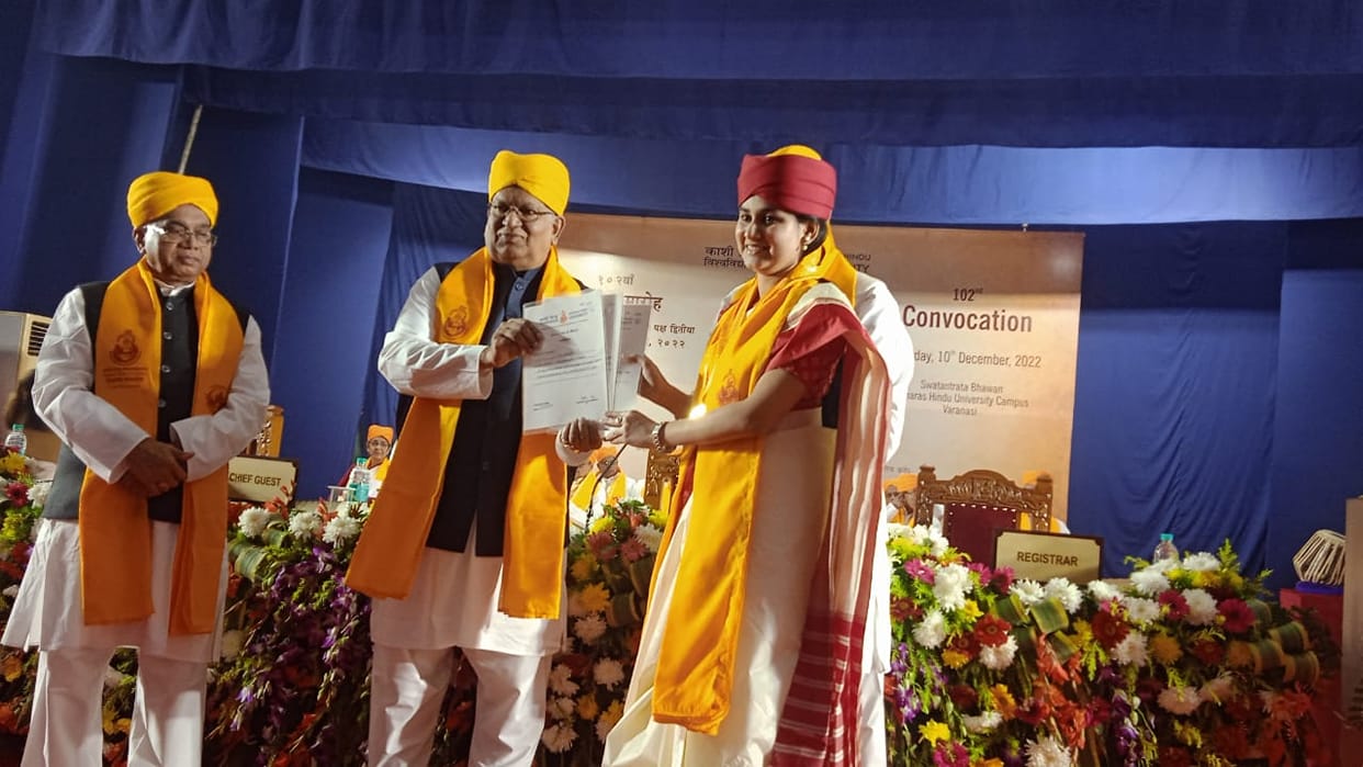 BHU Convocation LIVE 91 students are getting gold medals more than 37 thousand titles