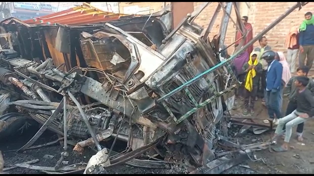 Horrific accident in Lakhisarai: Truck-Scorpio collided, both caught fire, two died