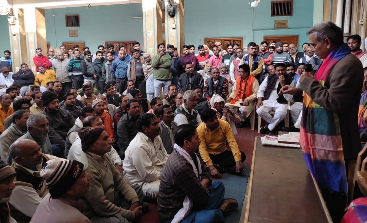 Traders remove illegal encroachment from railway land
