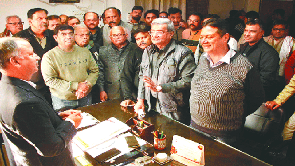 Lohamandi market remained closed in protest against GST raids in agra