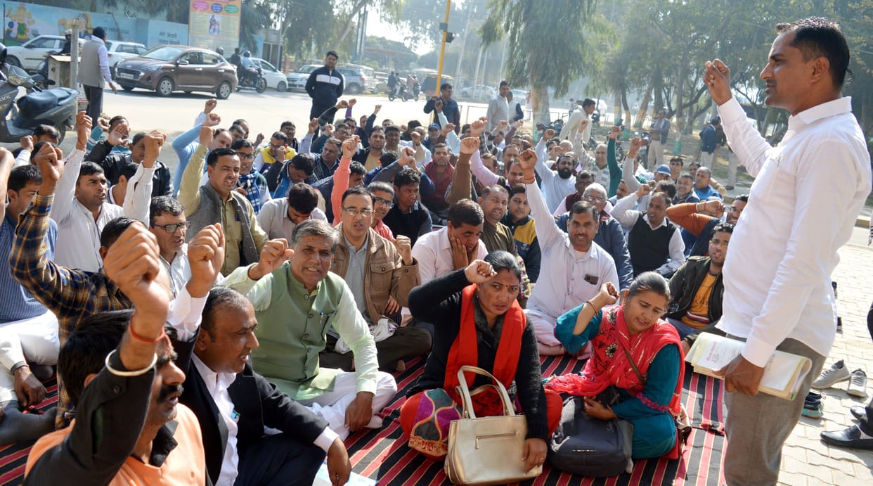 Memorandum handed over by picketing at the small secretariat for the demand of pension