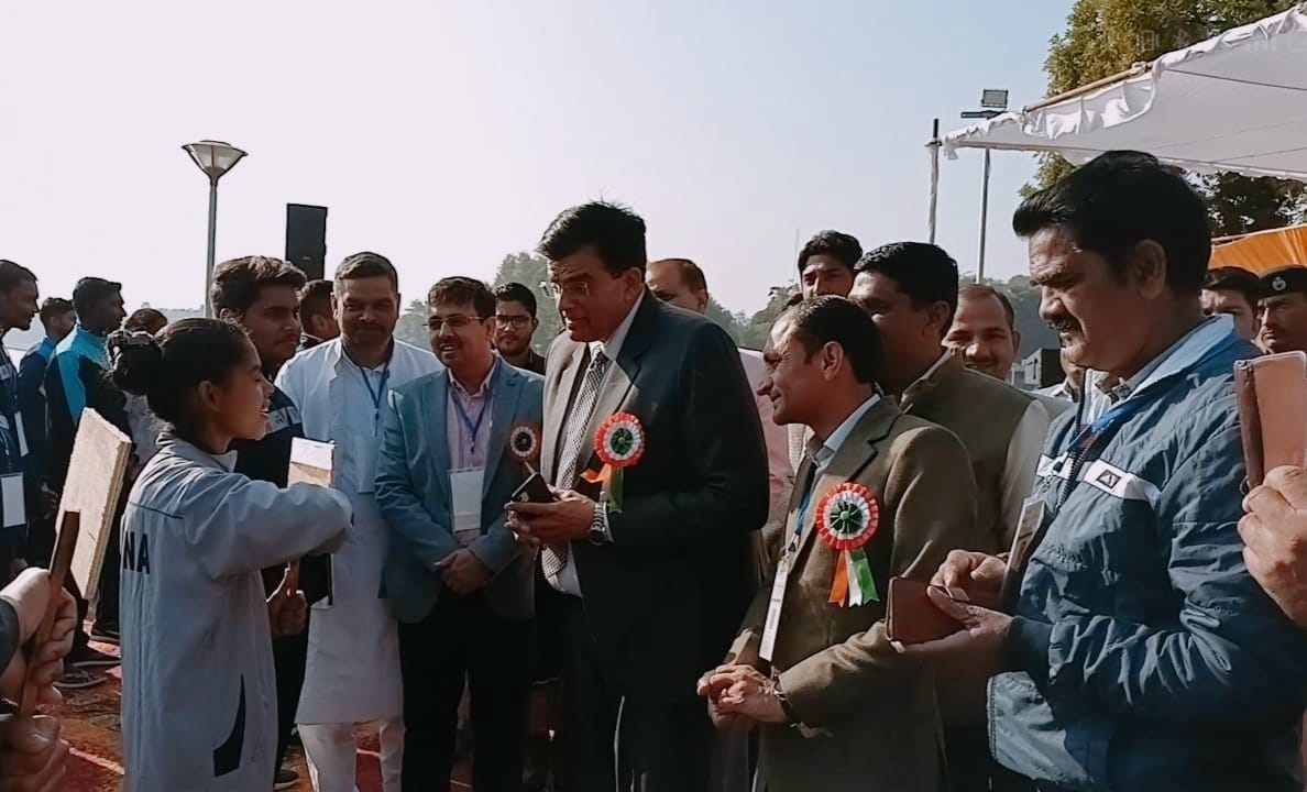 National Dragon Boat Competition begins on Sukhana Lake, 300 players show their stamina