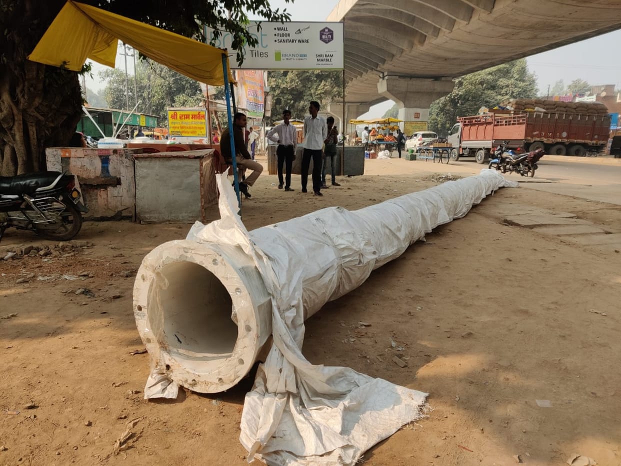 Road accident saved in Bhadohi Light pole weighing 10 quintals fell 20 feet below  flyover