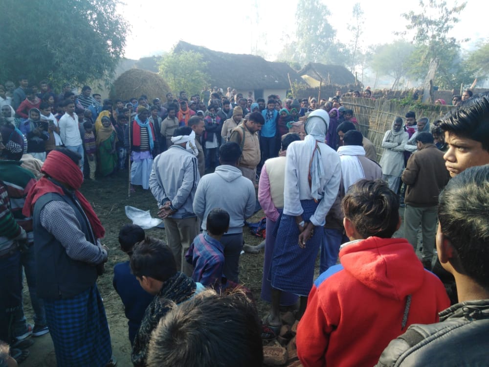 The villagers thrashed the young man who came to steal wearing women's clothes, died
