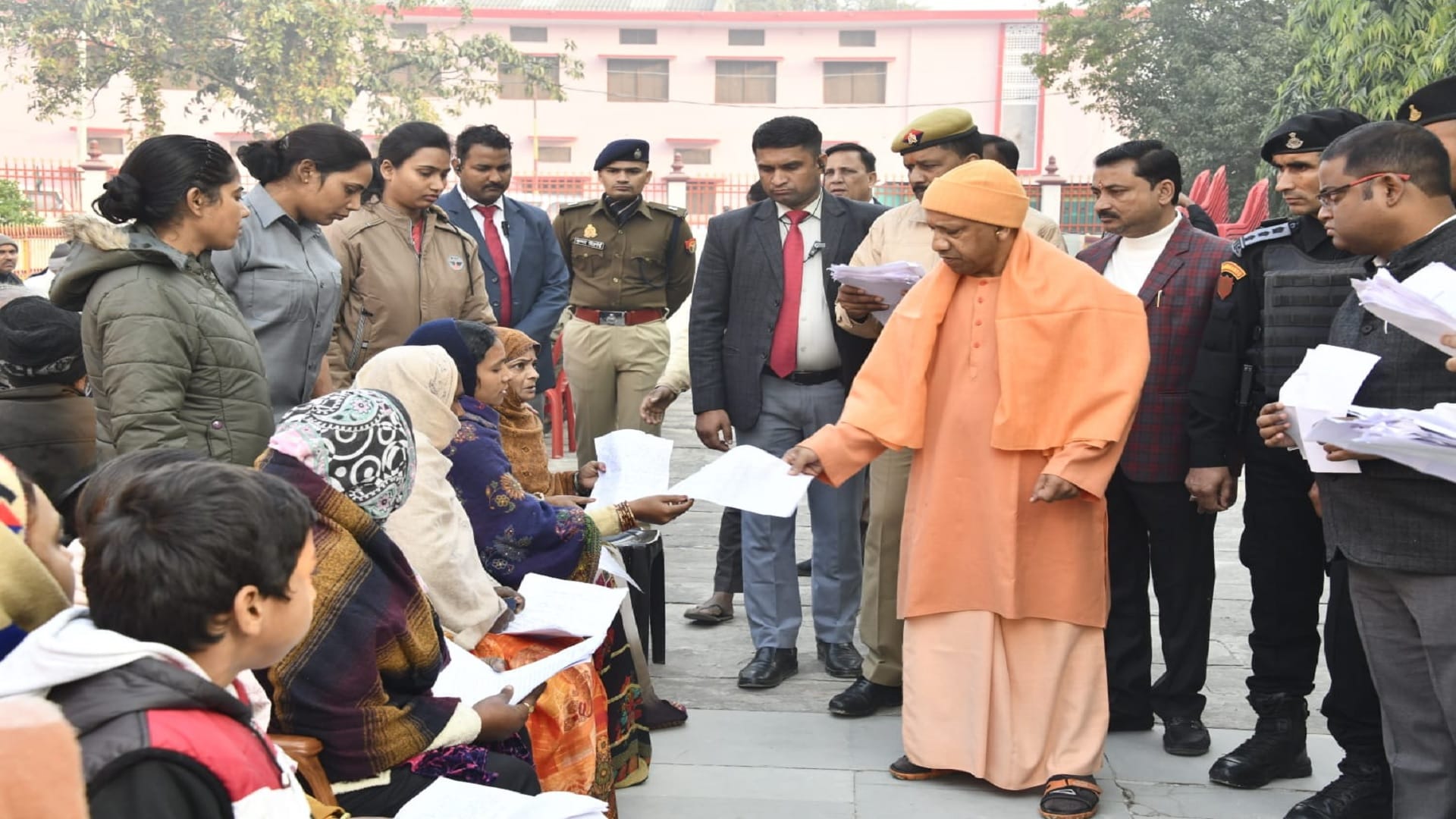CM Yogi heard the complaint in Gorakhpur see photos