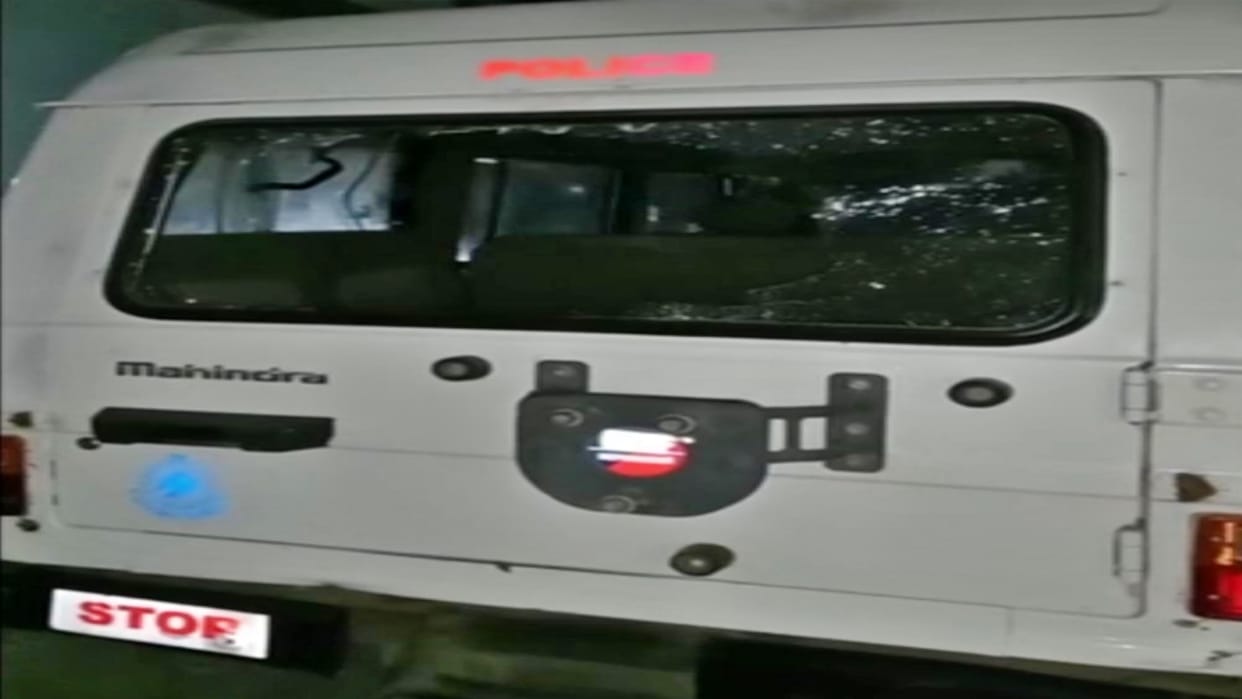 Encroachers pelted stones at forest department convoy in Burhanpur