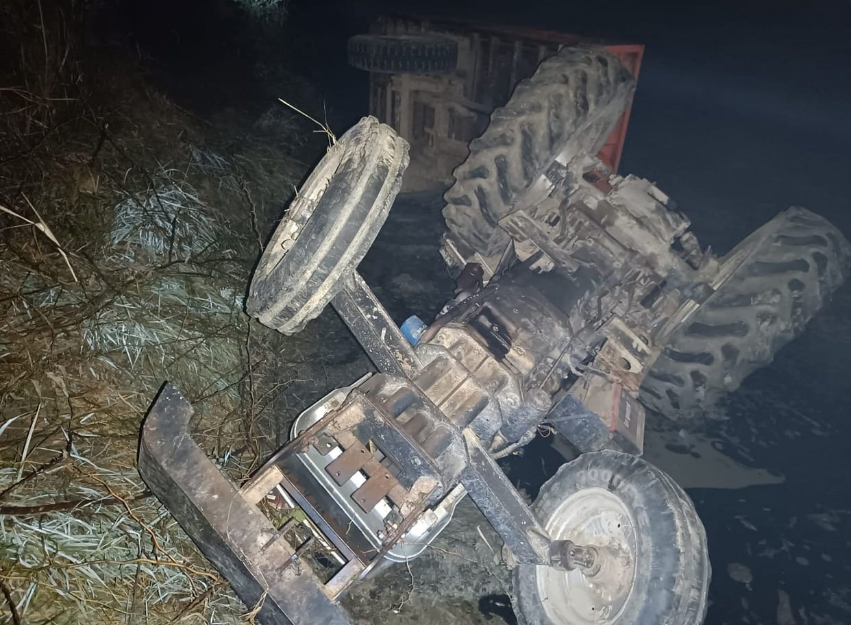 Hardoi, Tractor collided with car, youth died, two injured