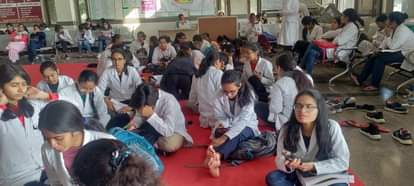 फोटो 18- बीपीएस महिला मेडिकल कॉलेज में हड़ताल पर बैठीं एमबीबीएस की छात्राएं। संवाद