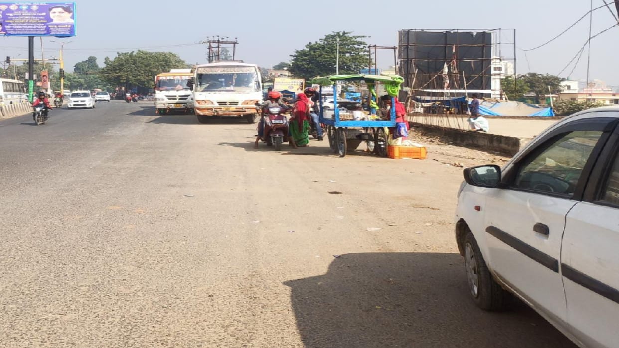 Daggamar buses running in front of roadways bus stations