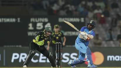 बल्लेबाजी के दौरान दीप्ति शर्मा