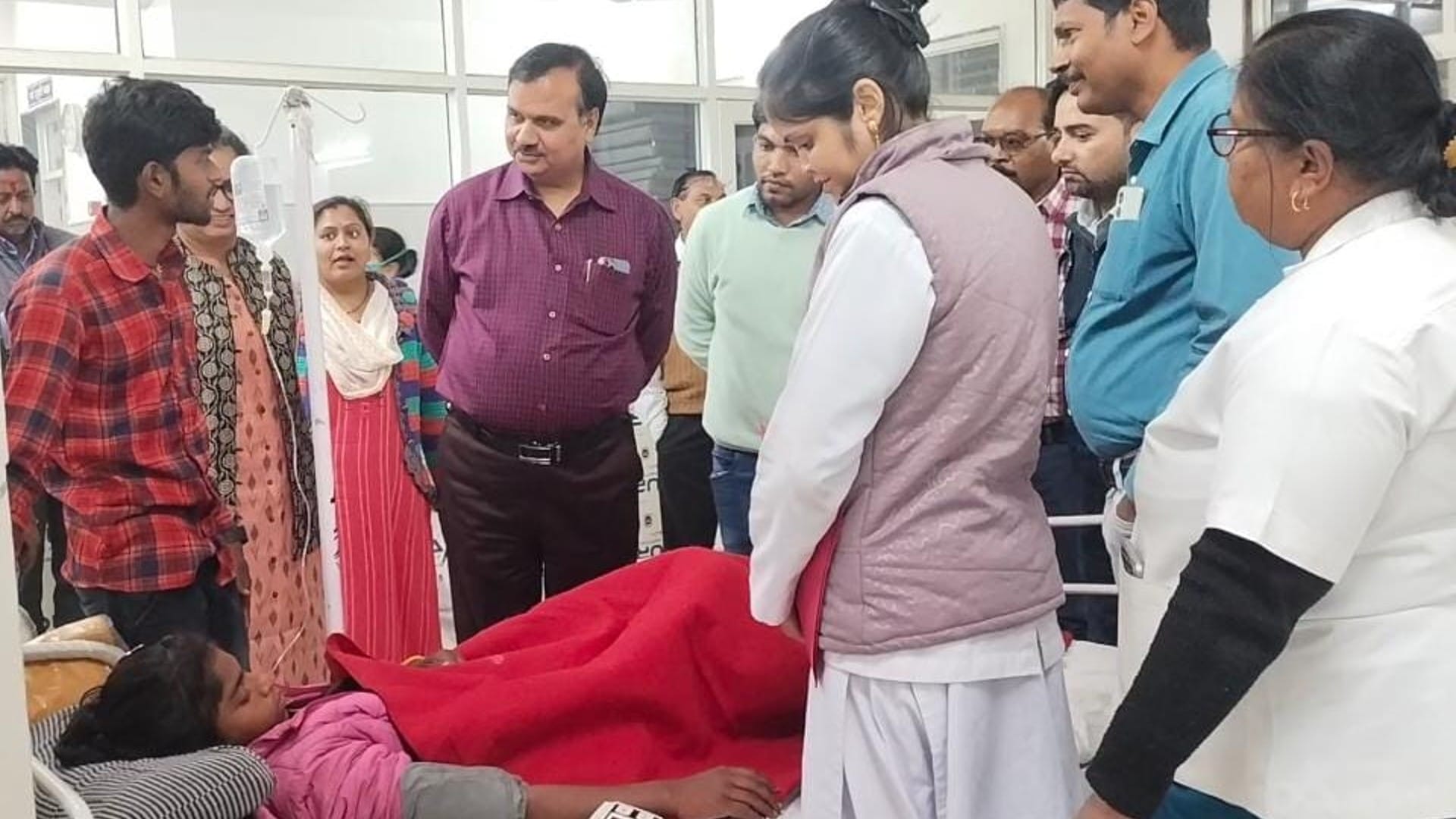 जिला अस्पताल में भर्ती छात्राएं