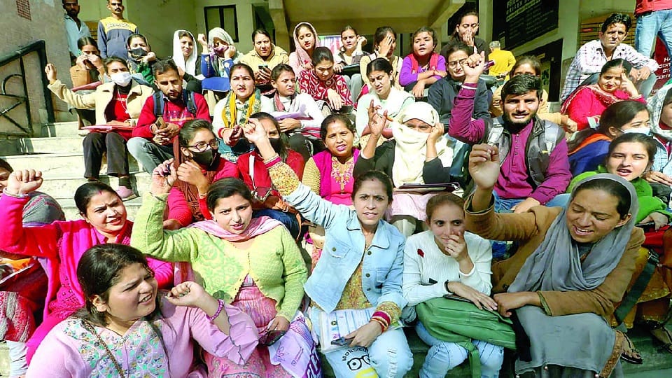 Unemployment rate decreased by 7.6 percent in Jammu Kashmir