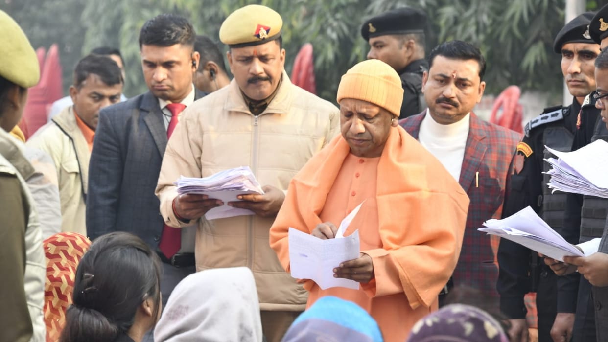 CM Yogi heard the complaint in Gorakhpur see photos