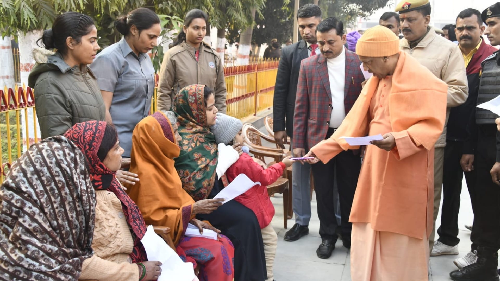 CM Yogi heard the complaint in Gorakhpur see photos