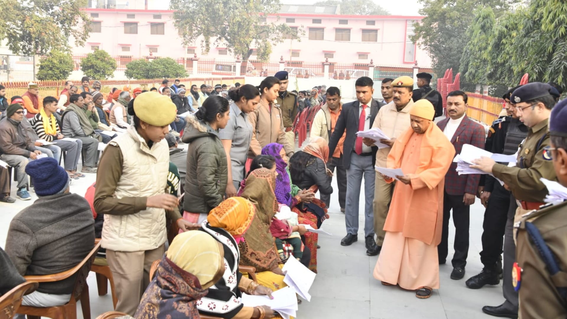 CM Yogi heard the complaint in Gorakhpur see photos