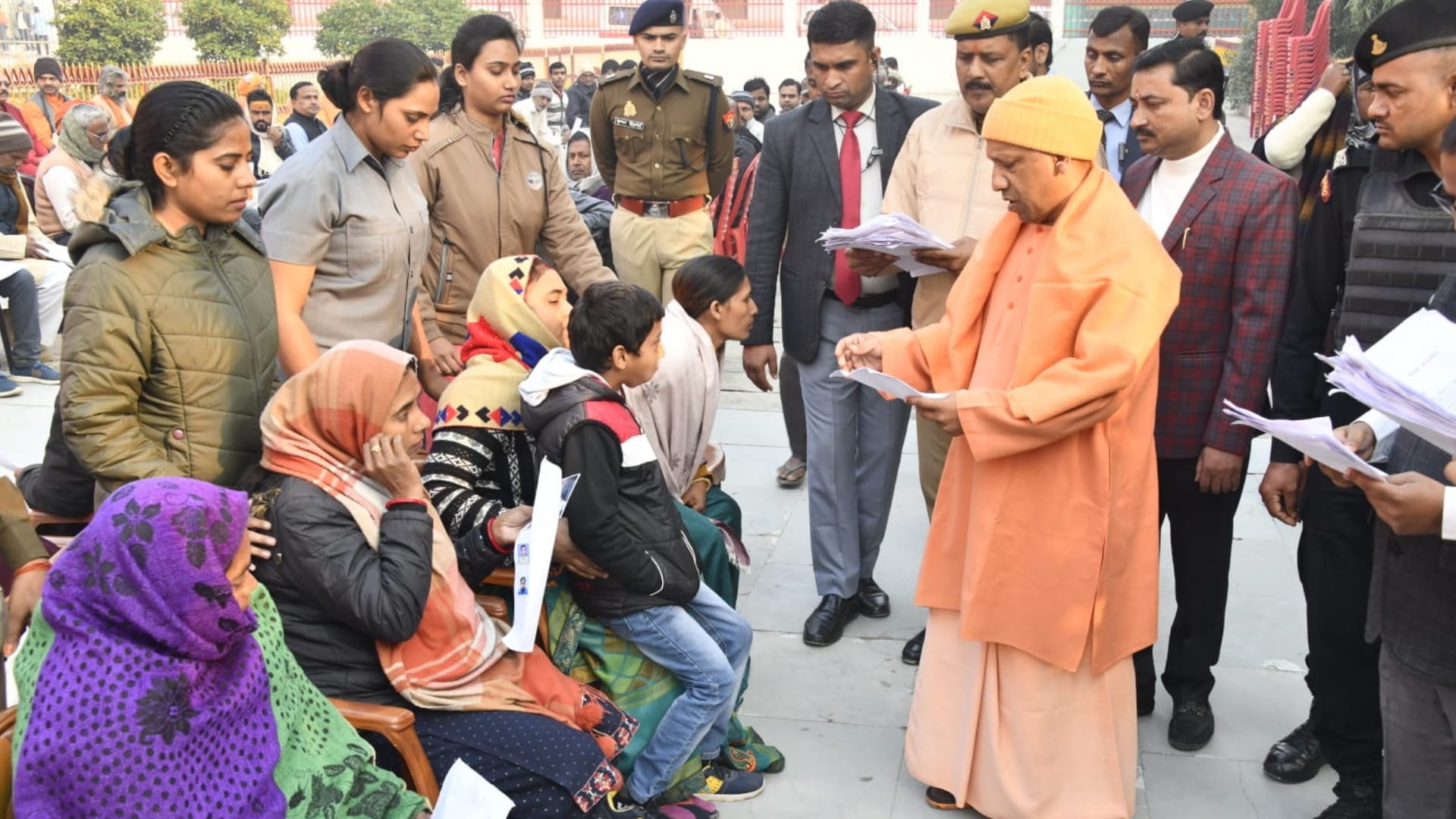 CM Yogi heard the complaint in Gorakhpur see photos