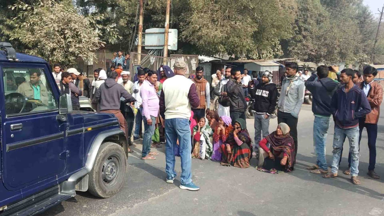 Banda: Furious over non-availability of fertilizers, farmers blocked the Banda-Tanda National Highway