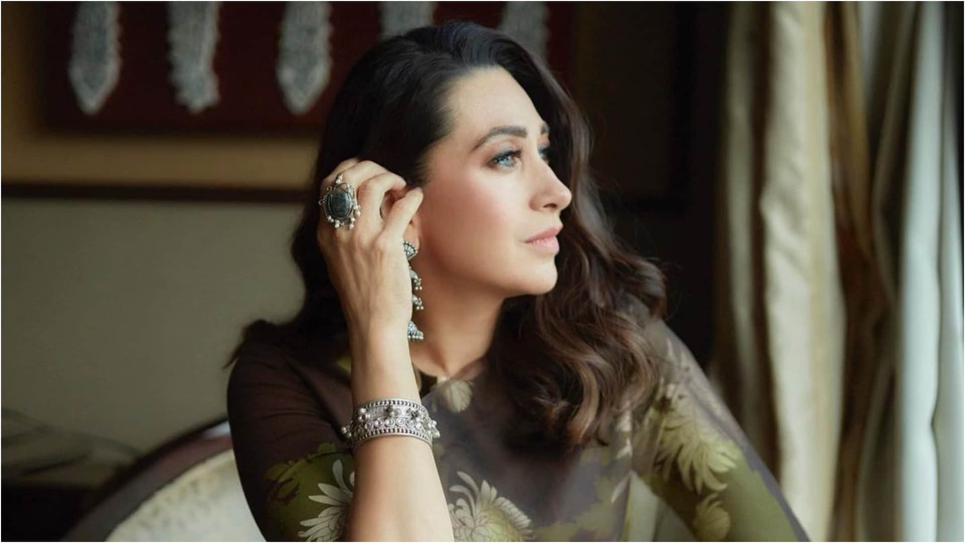 karishma kapoor impress fashion expert in stylish outfit with so classy look