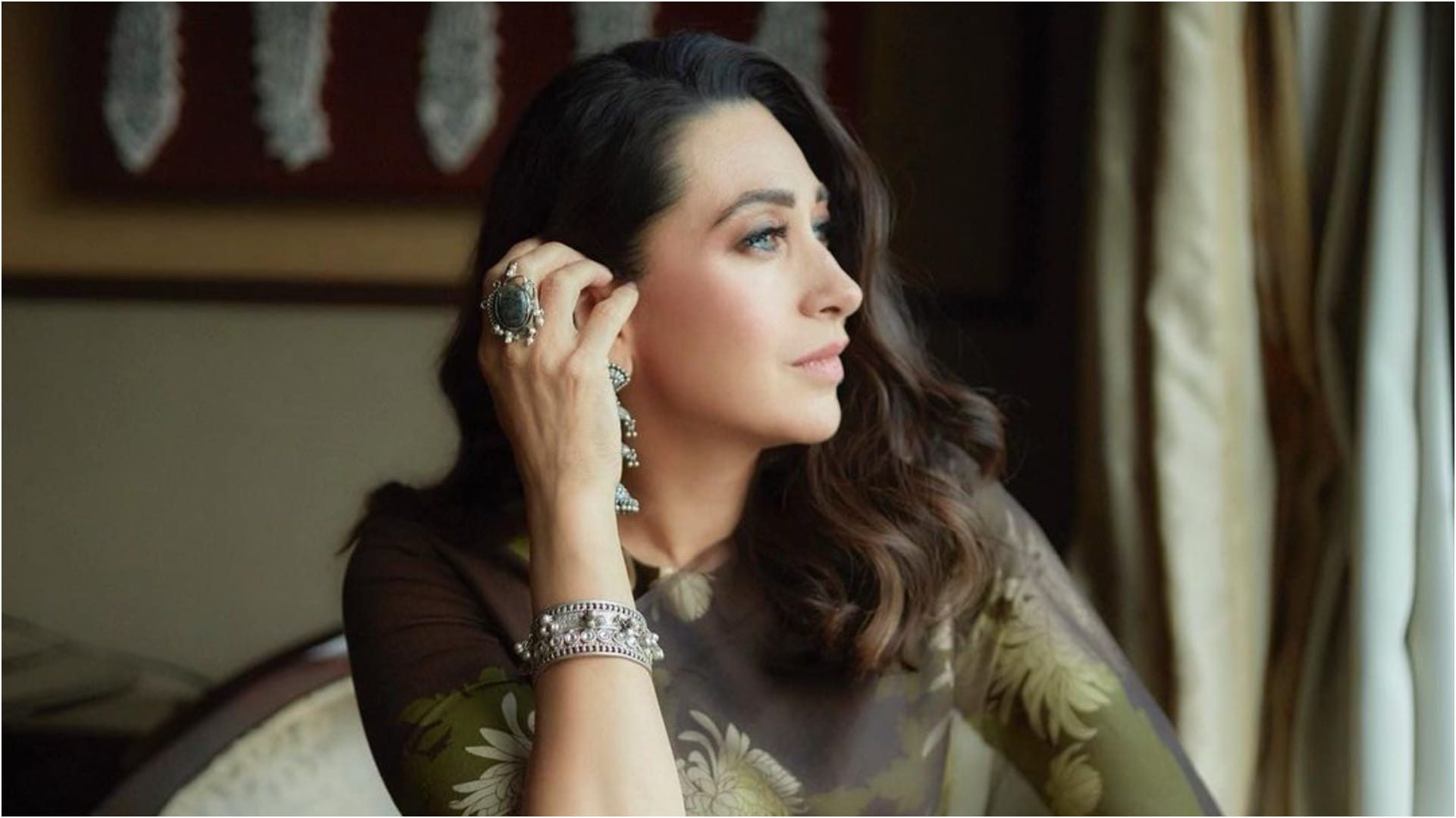 karishma kapoor impress fashion expert in stylish outfit with so classy look