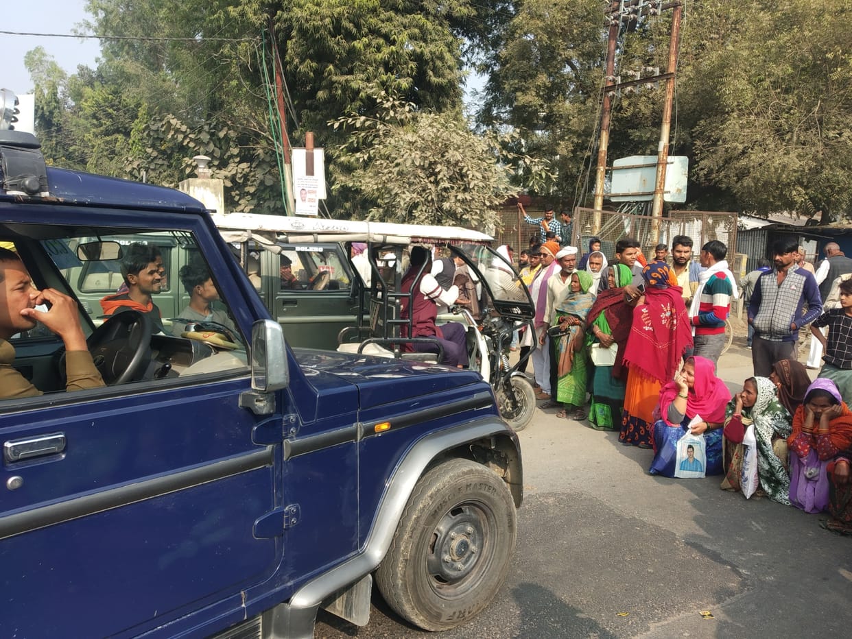 Due to non-availability of DAP, the farmers jammed the highway in banda