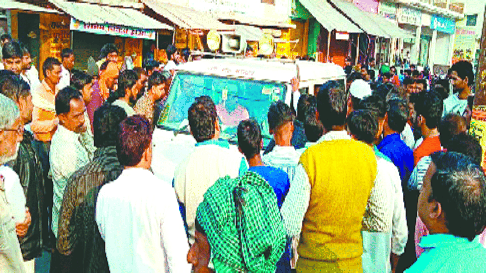 GST action on groundnut seller photo state shops too in Kasganj