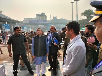 Railway Minister Ashwini Vaishnav reached Varanasi: grand welcome, airport complex echoed with the announcemen