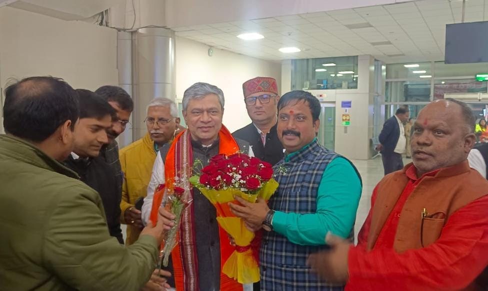 Railway Minister Ashwini Vaishnav reached Varanasi: grand welcome, airport complex echoed with the announcemen