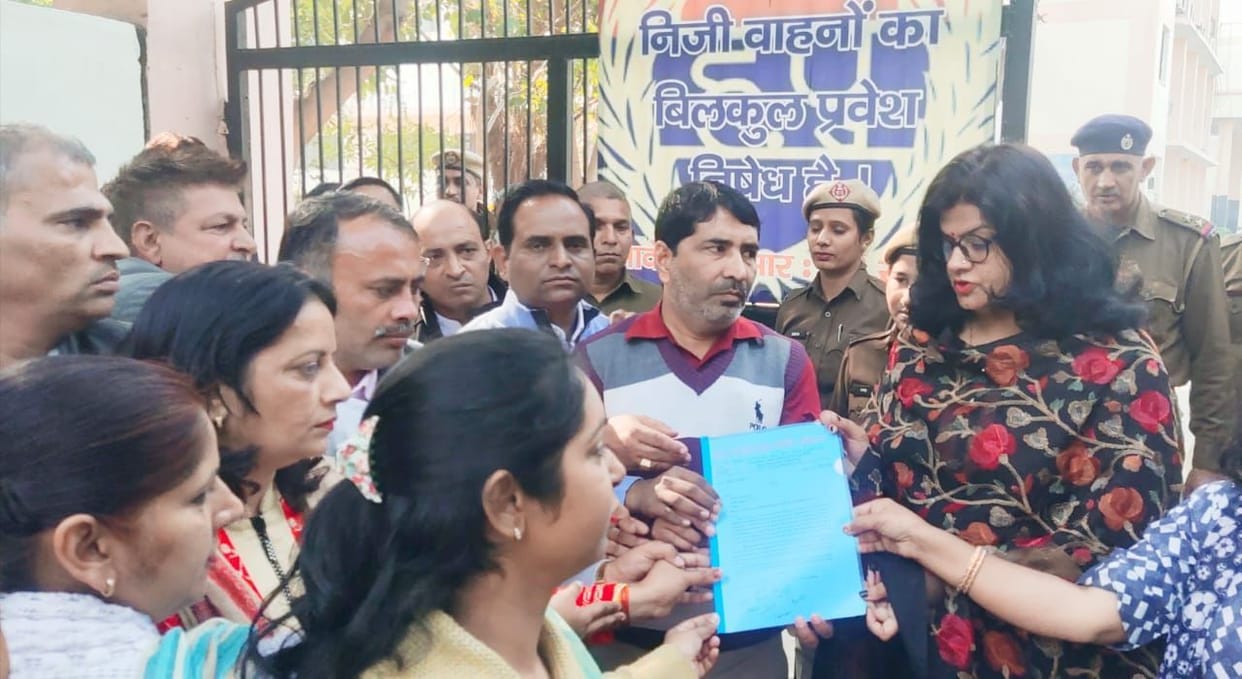 Demand for restoration of old pension, demonstrated at small secretariat