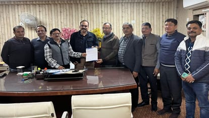 Prayagraj News :जीएसटी के छापे के विरोध में कमिश्नर को ज्ञापन देते व्यापारी।