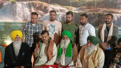 राई स्थित ढाबे में पत्रकारों से बातचीत करते किसान नेता जगजीत सिंह दल्लेवाल व अन्य।