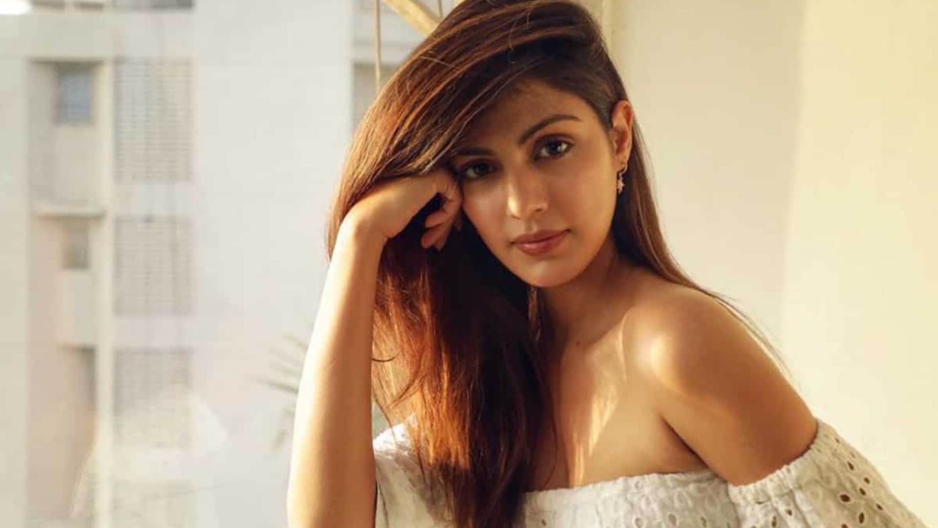 Salman Khan Pooja Hegde To Rhea Chakraborty Bunty Sajdeh Bollywood Celebs Who Are Allegedly Dating