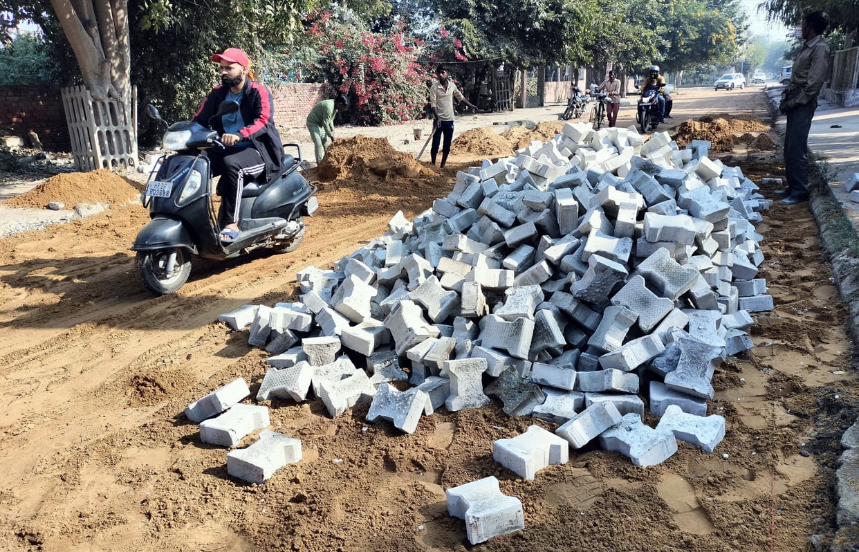 In Sectors 13 and 23 of the city, a population of 35 thousand will get rid of hiccups on broken roads