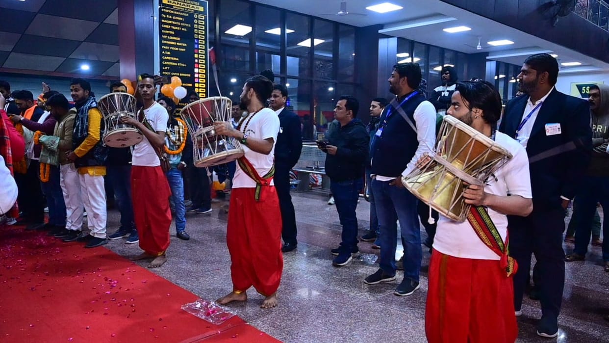 Kashi Tamil Sangmam The tenth batch of Tamil guests were welcomed with drums and drums worshiped vishwanath