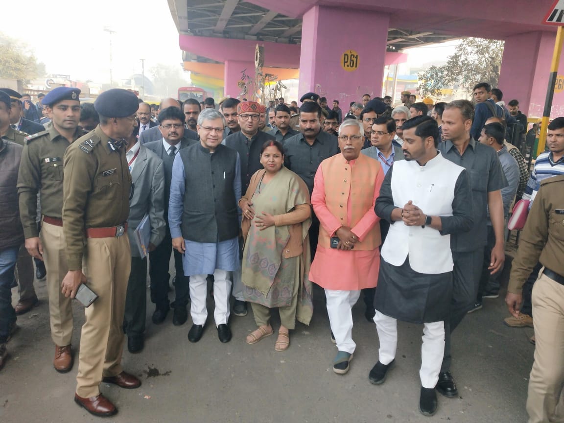 Indian Railway minister ashwani vaishnaw said  sleeper coaches will be installed in vande bharat train