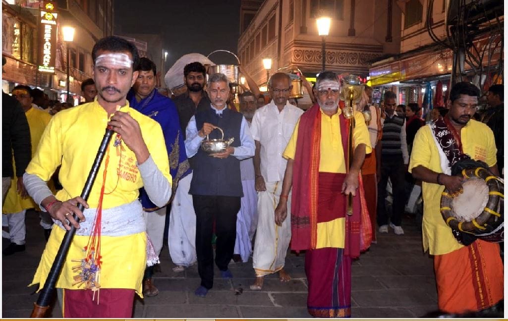 External Affairs Minister s Jaishankar came out barefoot to visit Baba Vishwanath and see Ganga Aarti