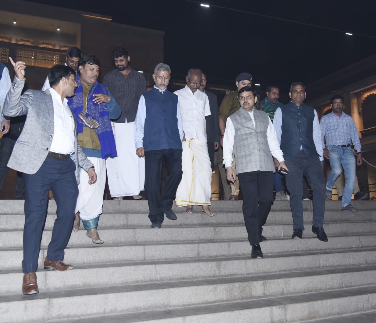 External Affairs Minister s Jaishankar came out barefoot to visit Baba Vishwanath and see Ganga Aarti