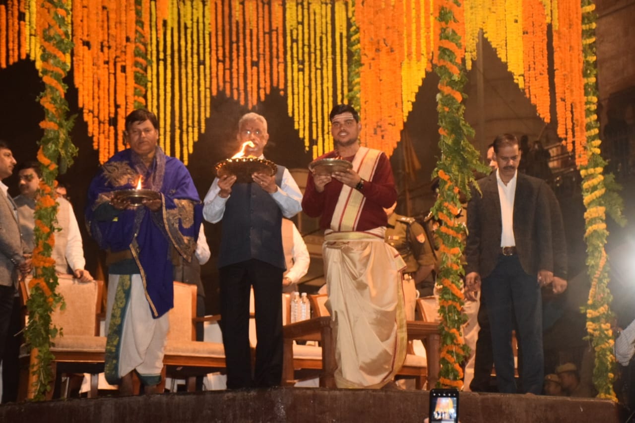 External Affairs Minister s Jaishankar came out barefoot to visit Baba Vishwanath and see Ganga Aarti