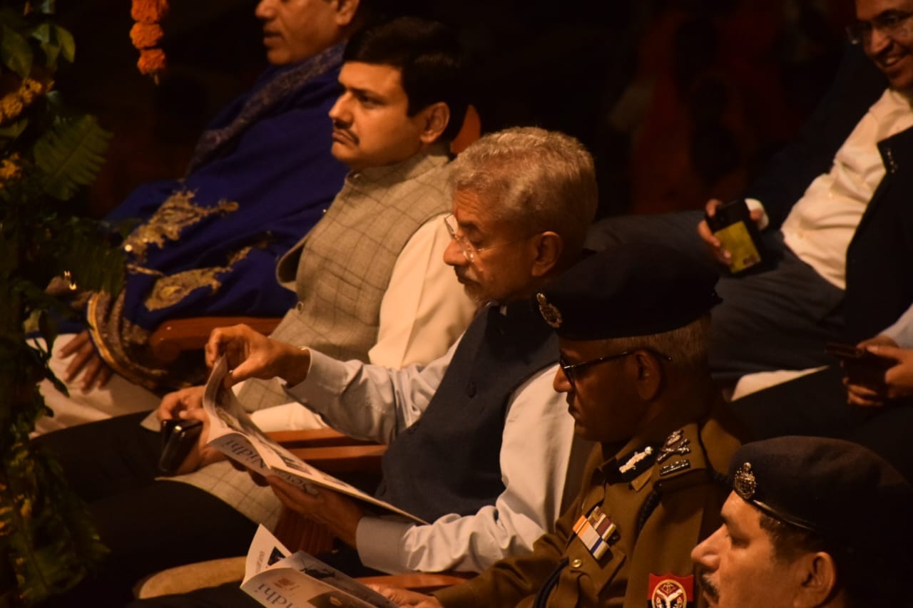 External Affairs Minister s Jaishankar came out barefoot to visit Baba Vishwanath and see Ganga Aarti