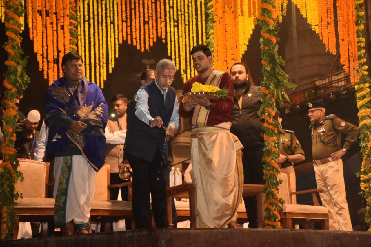 External Affairs Minister s Jaishankar came out barefoot to visit Baba Vishwanath and see Ganga Aarti