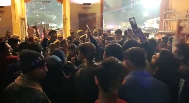 BHU Convocation: Students protest against not getting northern and safa for convocation
