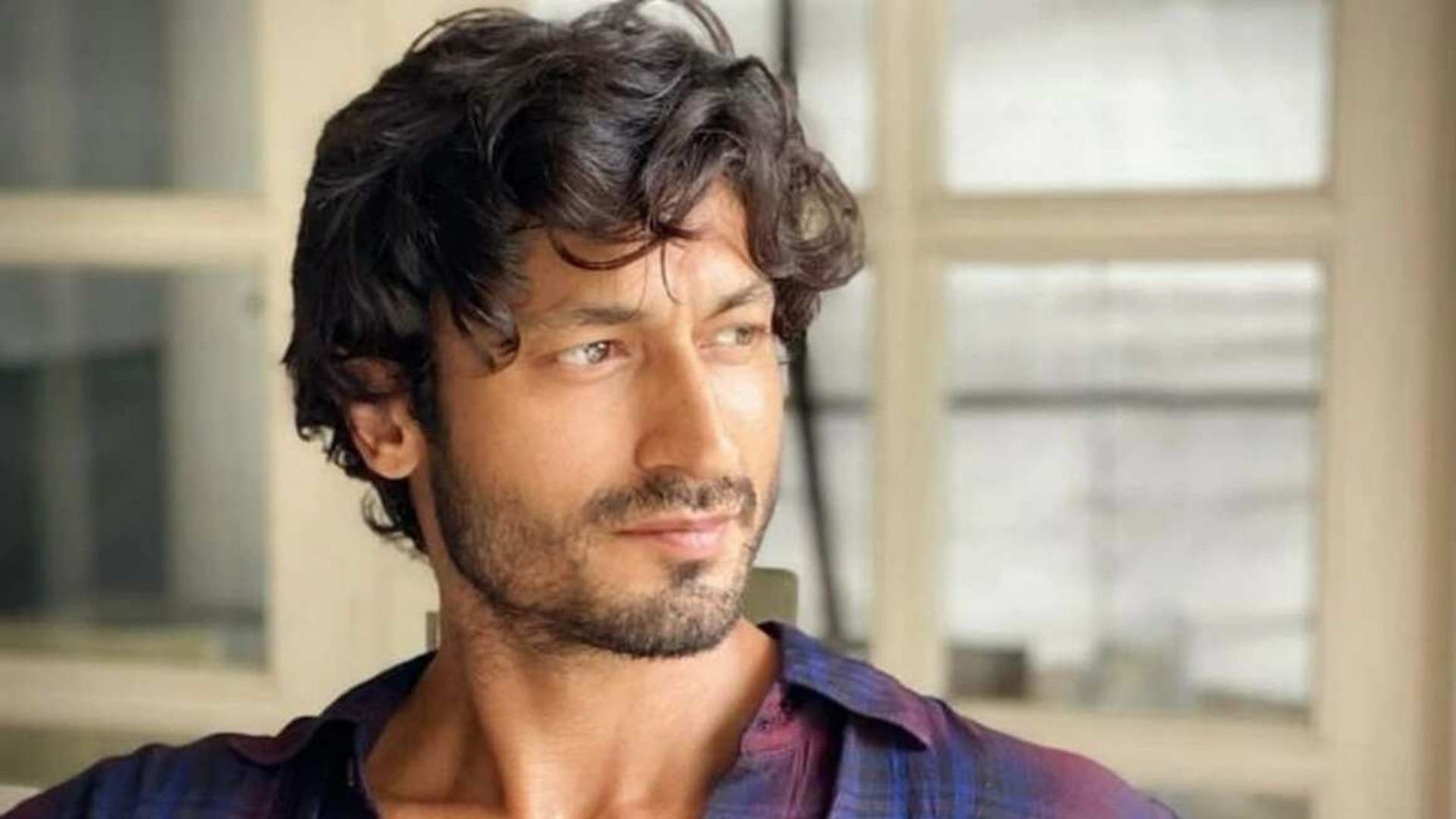 vidyut jammwal visits golden temple cleans utensils for seva befor release of IB 71 read here